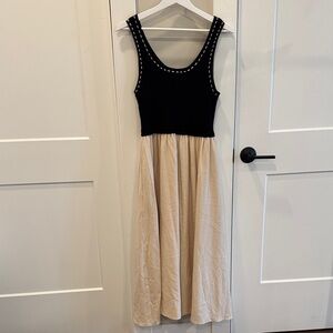 Chic Sleeveless Black and Cream Midi Dress
